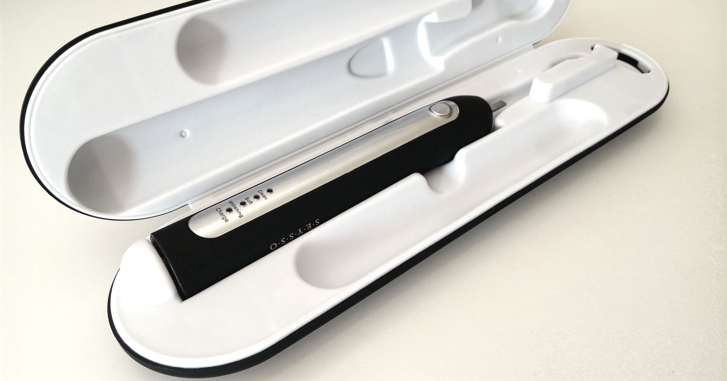 Стоит обратить внимание на прочную щеточную батарею, потому что другие, еще более дорогие на рынке звуковые зубные щетки, заявляют о половинном использовании с 2 минутами мытья два раза в день